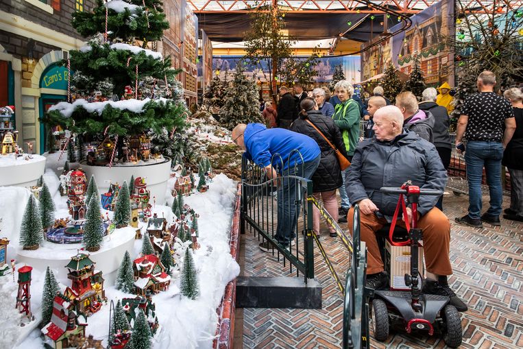 Mee met diehard kerstdorpfans naar Tuincentrum Osdorp: 'Ik heb de Westertoren al thuis' - Parool.nl