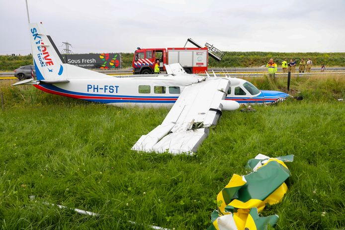 Vliegtuig crasht langs snelweg bij door motorprobleem vlak na opstijgen | Vliegtuigcrash A50 destentor.nl