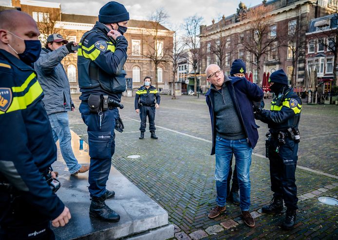 De bekende activist en zelfbenoemd klokkenluider Huig Plug wordt aangehouden op het Plein, naast het Binnenhof in Den Haag