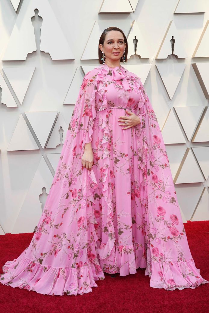 Actor Maya Rudolph uit ‘Bridesmaids’, net zoals Melissa McCarthy en Glenn Close met cape. De jurk is waarschijnlijk van Gucci.