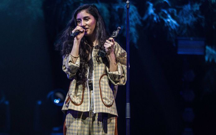 Zangeres Naaz wint Edison Beste Nieuwkomer tijdens de uitreiking van de Edison POP 2018 prijzen in de Westergasfabriek in Amsterdam.