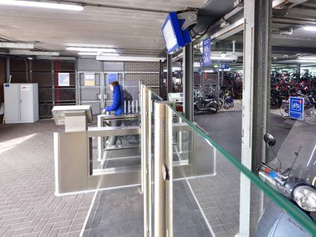 Fietsendieven teisteren bewaakte NS-stalling: ‘Twee sloten, twee camera’s en tóch is mijn e-bike weg’
