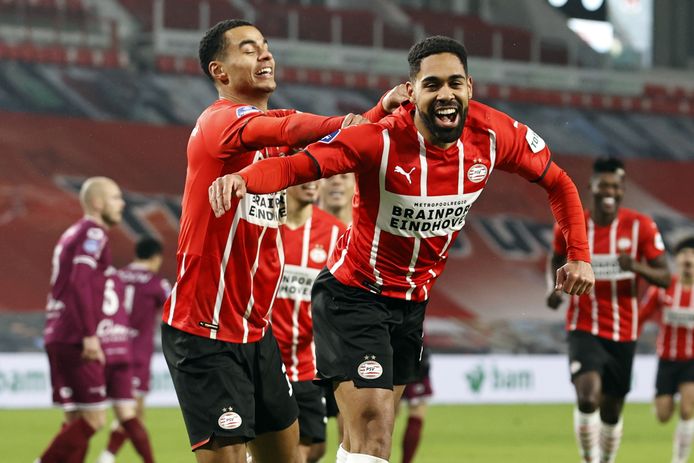 Cody Gakpo en Phillipp Mwene maakten de goals voor PSV tegen Go Ahead Eagles.