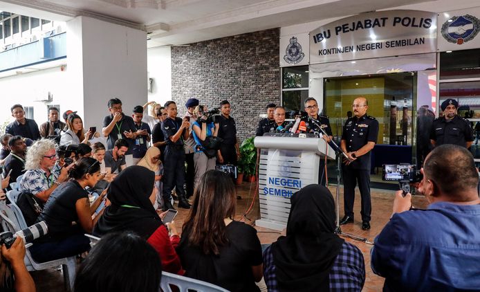 Tijdens een druk bijgewoonde persconferentie geeft de politie uitleg over de lijkschouwing.