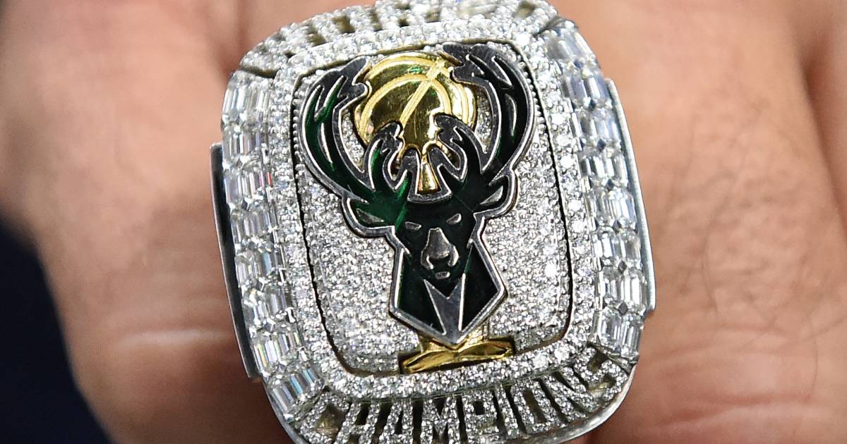Les Bucks ont re u leur extravagante bague de champions Autres