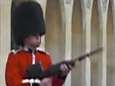 Handtastelijke toerist krijgt bajonet van Queen's Guard onder de neus