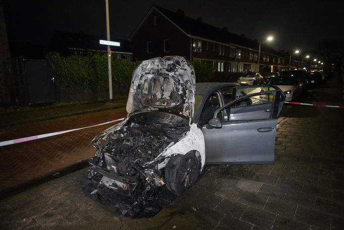 Een auto en een bestelbusje zijn woensdagnacht verwoest door brand in Arnhem. De auto brandde uit aan de Pinksterbloemstraat en het busje aan de Veerpolderstraat.