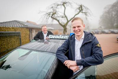 Milan (18) uit Beckum is de jongste rijinstructeur ooit: ‘Leeftijd is geen enkel probleem’
