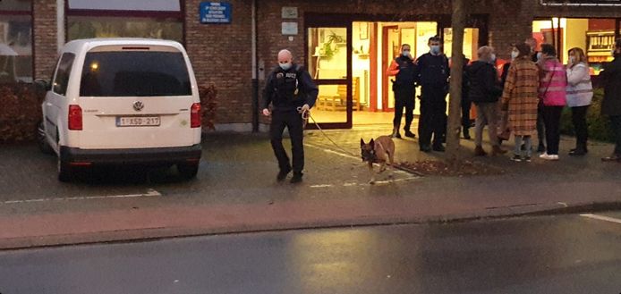 Een explosievenhond werd ingezet voor een tweede doorzoeking van de school