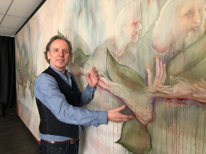 Peter Slegers bij Het Laatste Avondmaal, een van de drie kunstwerken die te samen Trilogica vormen en nu te zien zijn in Valkenburg.