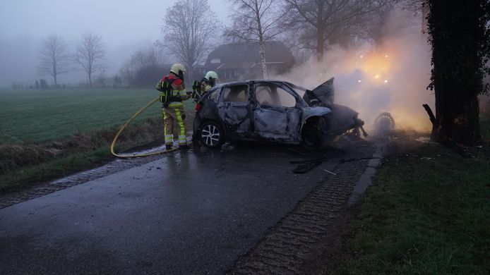 Auto brandt uit in Wijhe na eenzijdig ongeval