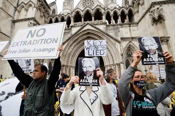 Protest aan de rechtbank in Londen vandaag.