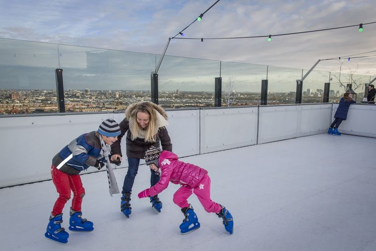 Op het hoteldak aan de rand van het Rembrandtpark kun je schaatsen met geweldig uitzicht. Beeld Dingena Mol