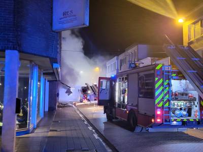 Zeventien bewoners naar ziekenhuis na zware brand in voedingswinkel in Turnhout