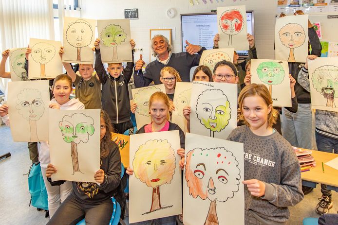 Jan Willem Hament met groep 7-8 van basisschool de Schuttevaer in Hansweert.  Julia de Vriend staat links en Dianthe Regeer met roze shirt staat vooraan in het midden.
