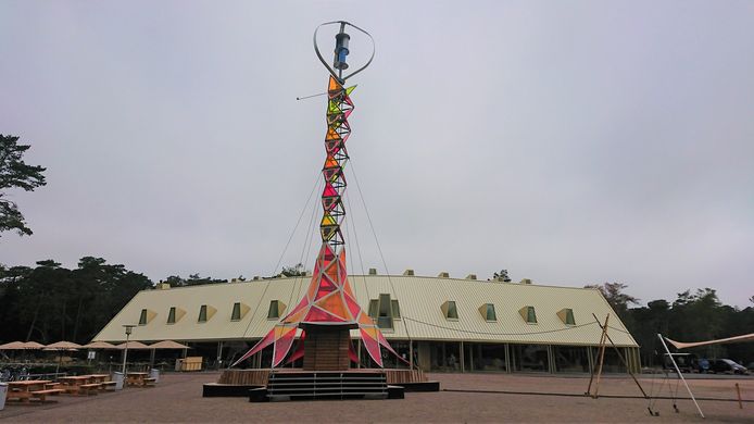 Tot en met 9 augustus staat een hypermoderne en kleurrijke nieuwe toren in park De Hoge Veluw: de GEM-tower.