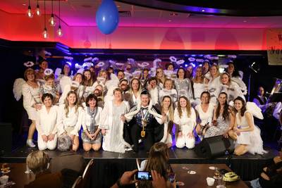 Wens van prins Patrick komt uit op pronkzitting Nachtgravers: 38 kerstengelen aan zijn zijde