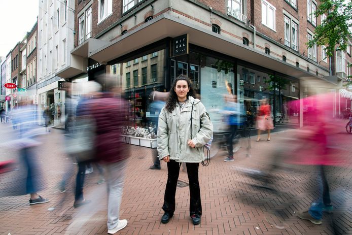 Studente Shadi Vaici uit Duitsland kan in Nijmegen geen huisvesting vinden. Ze logeert nu overal en nergens in Nijmegen.