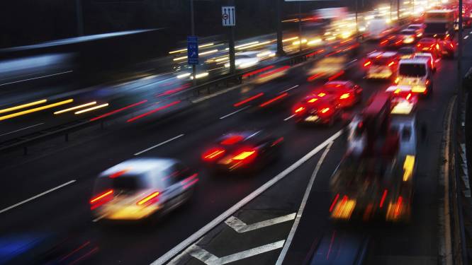 Vijf voertuigen botsen tegen elkaar op A27 bij afslag Oosterhout-Zuid