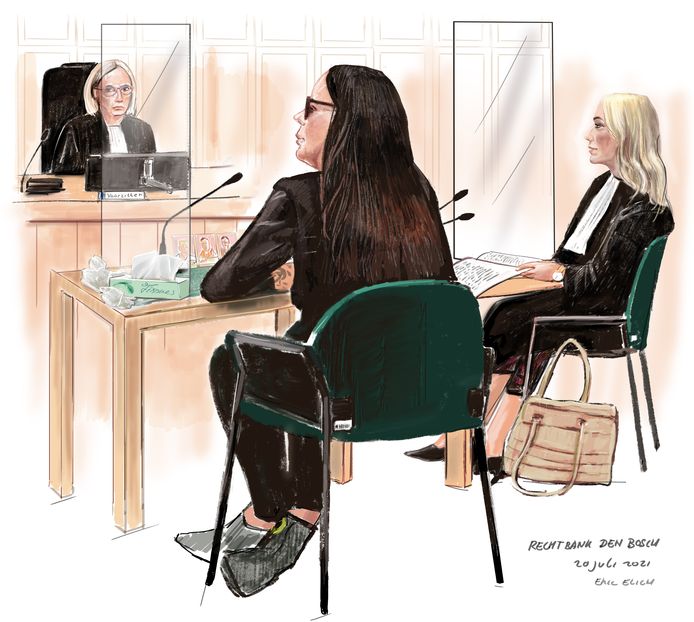 Verdachte Suzanne de V. (links) in de Bossche rechtbank, bijgestaan door advocaat Leonie van der Grinten.