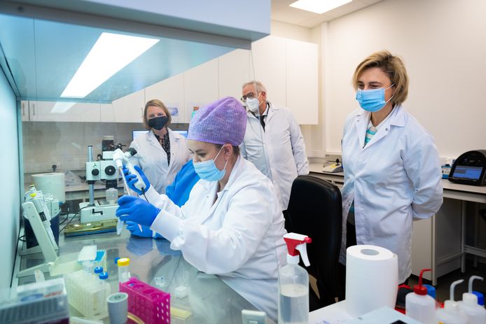 Minister Hilde Crevits bezoekt laboratorium professor Ellen Goossens.