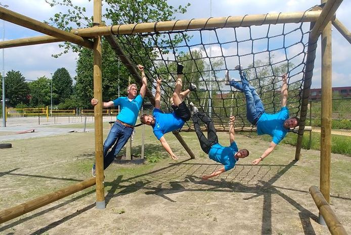 De mannen van BeweegR in de netten van de survivalbaan.