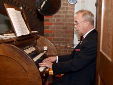 Organist Wick van Puijenbroek uit Goirle pauselijk onderscheiden in de kerk van de Trouwlaan