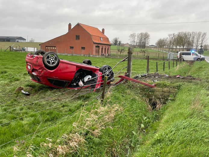 De Mercedes van een Fransman knalde tegen een duiker in een gracht in Wijtschate (Heuvelland) en belandde ondersteboven in een weide.