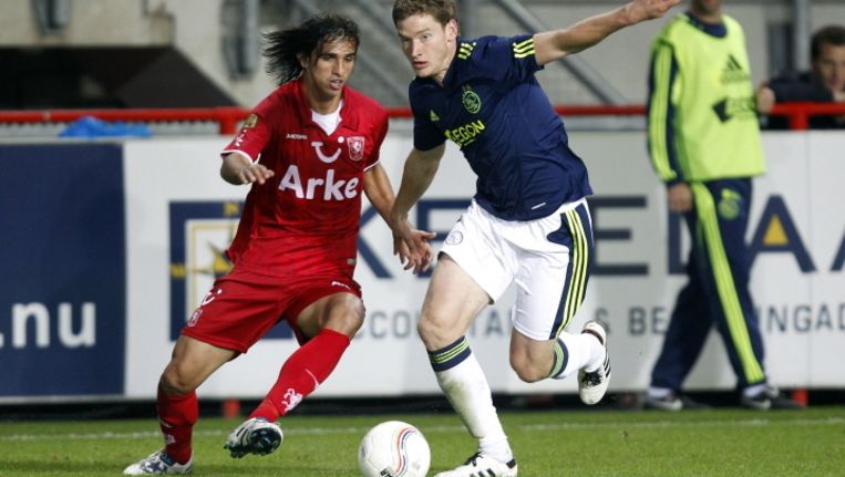 Bryan Ruiz (l) en Jan Vertonghen, hier in duel tijdens de onderlinge ontmoeting tussen FC Twente en Ajax van vorig seizoen, spelen allebei waarschijnlijk niet mee in de wedstrijden van hun clubs tegen respectievelijk NAC Breda en De Graafschap. Beeld 