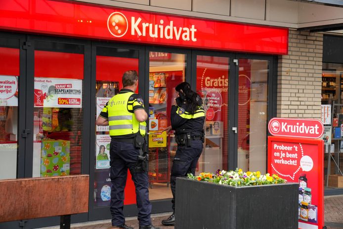 Overval steekwapen op Kruidvat in Helmond, dader slaat op de vlucht | 112 en | ed.nl
