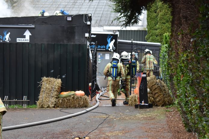 De brandweer had heel wat werk om de brand onder controle te krijgen.