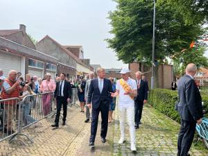 Koning Willem-Alexander op bezoek bij ringrijden in Nieuw- en Sint Joosland: ‘Zo druk als nu is het nog nooit geweest’