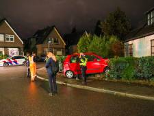 Bewoners schrikken zich ongeluk in Apeldoorn, automobilist rijdt tuin in en gaat ervandoor