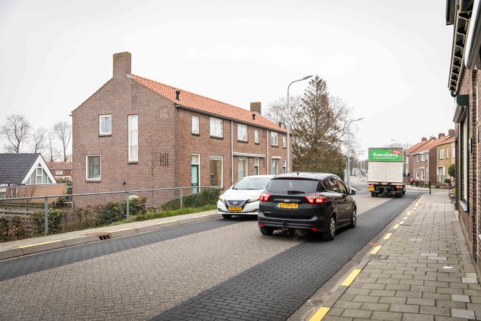 De doorgaande route door Arnemuiden moet verbreed worden. Dat zou onder meer ten koste gaan van de drie huizen die links vlak aan de weg staan.