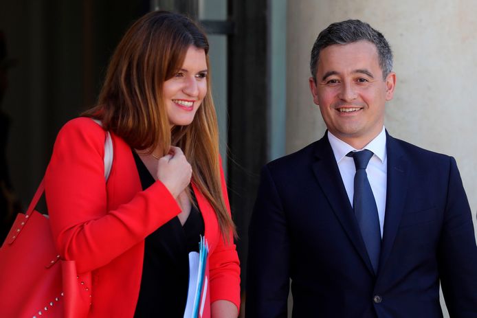 De kersverse minister Darmanin, hier rechts naast een andere nieuwe minister in Macrons kabinet, Marlene Schiappa.