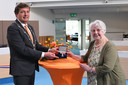 Burgemeester Verhulst en Diny Westerwaal.