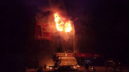 Op foto's en video's die door het leger op Telegram zijn geplaatst, is te zien hoe brandweerlieden proberen de hoge vlammen te doven in een winkel. 

