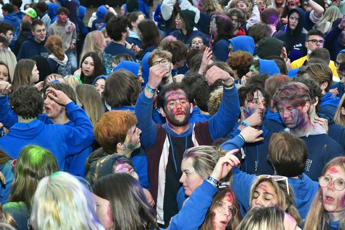 In Roeselare vierden ze de 50 dagen in plaats van de 100 dagen. De jongeren gingen vanaf 6u 's morgens uit de bol op het Polenplein.