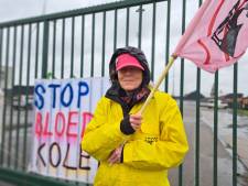 Activisten blokkeren poort van overslagbedrijf Ovet: ‘We zijn op weg naar de klimaathel’