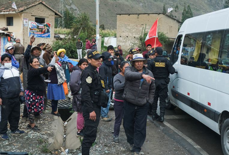 Demonstranten blokkeren het verkeer in Chilca. Beeld REUTERS