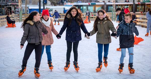 IJsbaan open in Willemstad: basisscholieren op hockeyschaatsen