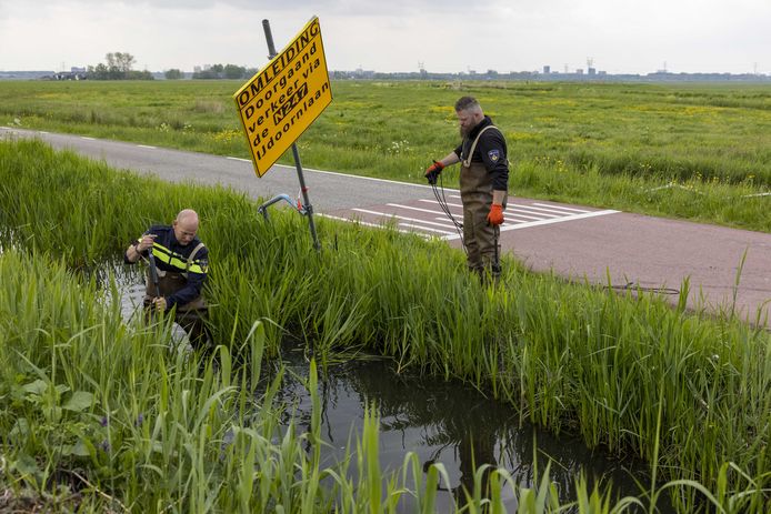 Politie doet in het water in Broek in Waterland, vlak boven Amsterdam, onderzoek naar de afloop van de gewapende overval op een waardetransport.