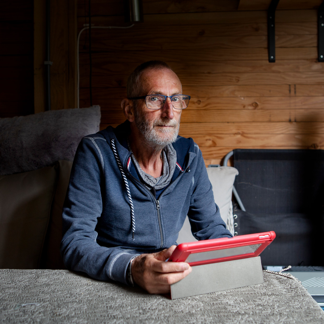 Bart van der Linden is een COPD-patiënt die zijn gezondheid via een app bijhoudt en op die manier minder vaak naar het ziekenhuis hoeft. Beeld Pauline Niks