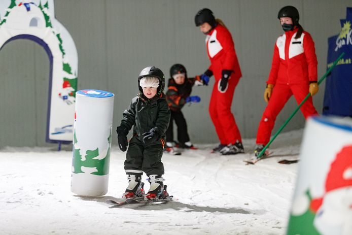 Bij SnowWorld in Rucphen bereiden sommigen zich voor op een wintersportvakantie.