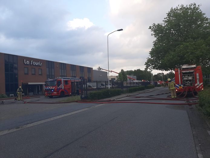 De brandweer bij de werkplaats van scooterzaak La Souris aan de Gildenstraat in Doetinchem.