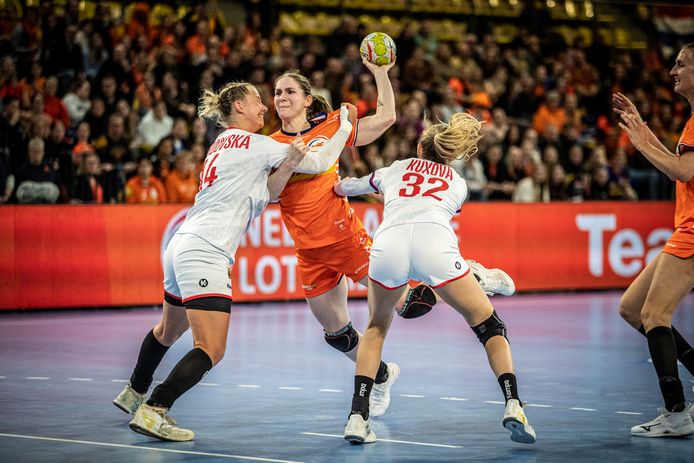 Laura van der Heijden wordt door twee Tsjechische speelsters dwars gezeten als ze een doelpoging wil doen.