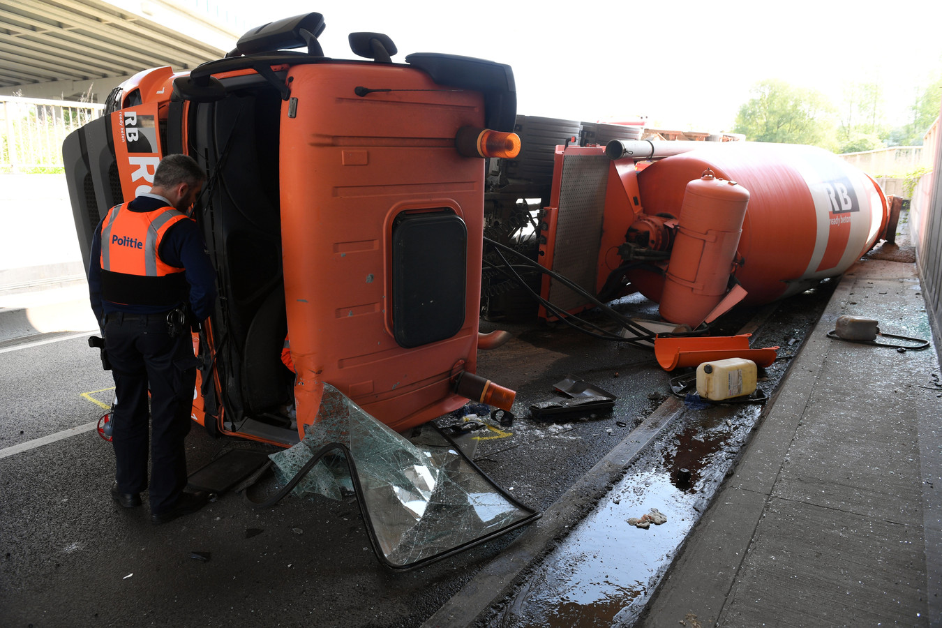 Betonmixer kantelt tegen voertuig van Leuvenaar Hugo Mathijs (67): “Het ...