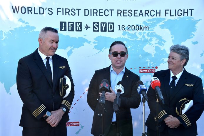 CEO van Qantas Alan Joyce, piloot Sean Golding en Qantas Fleet Manager Lisa Norman spreken met de media na het volbrengen van de succesvolle testvlucht.