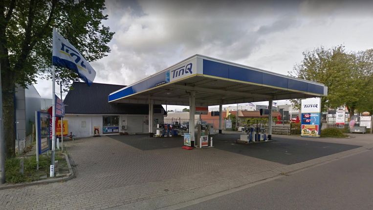 Het tankstation werd overvallen door twee mannen. Beeld Google Streetview
