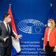 Rutte, de nieuwe vader van Europa, reist zich een ongeluk